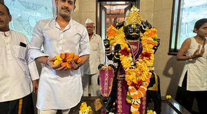 एक्टर विनीत चौधरी ने मुंबई के शनि देव मंदिर में की आरती, कहा- इससे मन को शांति मिलती है